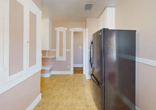 Photo 3 of Sale Pending at 121 Princeton Dr SE, Albuquerque, NM 87106 | MLS# 1110900 | Listing updated on 2026-09-19