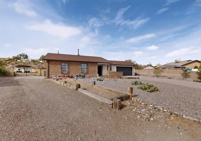 Photo 2 of Sale Pending at 275 Moonstone Dr Ne, Rio Rancho, NM 87124 | MLS# 1111151 | Listing updated on 2026-09-27