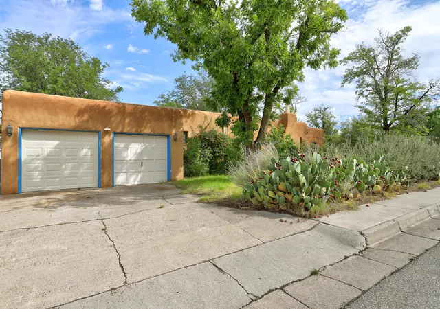 Photo 2 of Single family home for sale at 401 Fontana Pl Ne, Albuquerque, NM 87108 | MLS# 1111258 | Listing updated on 2026-10-06