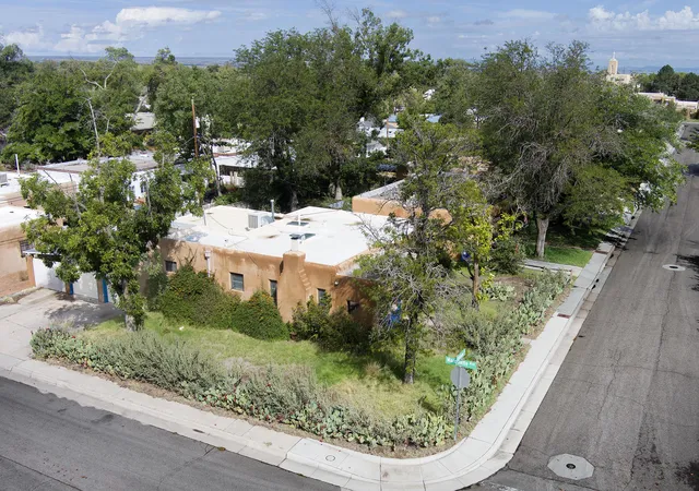 Photo 3 of Single family home for sale at 401 Fontana Pl Ne, Albuquerque, NM 87108 | MLS# 1111258 | Listing updated on 2026-10-06