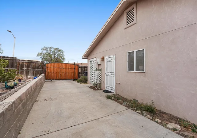 Photo 4 of Townhouse for sale at 15b N B Sierra Pl # B, Santa Fe, NM 87508 | MLS# 1111401 | Listing updated on 2026-09-23