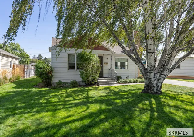 Photo 2 of Single family home for sale at 822 Crestmont Ave, Idaho Falls, ID 83402 | MLS# 2189194 | Listing updated on 2026-10-28