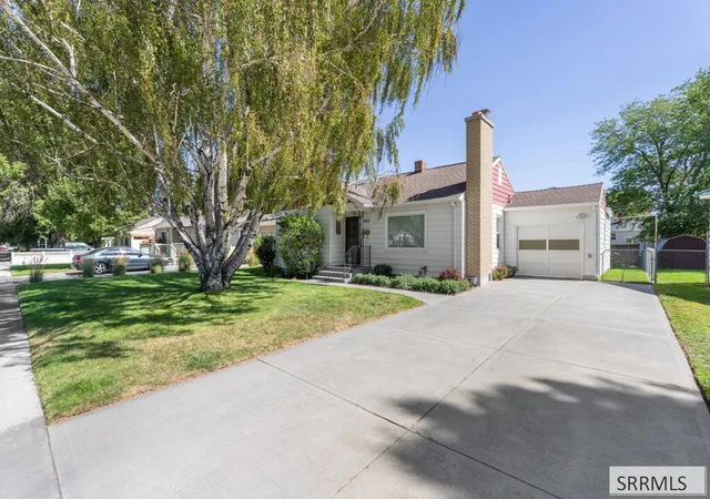 Photo 3 of Single family home for sale at 822 Crestmont Ave, Idaho Falls, ID 83402 | MLS# 2189194 | Listing updated on 2026-10-28