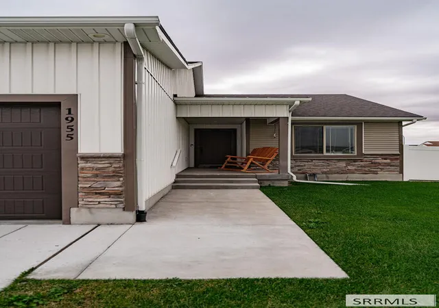 Photo 3 of Single family home for sale at 1955 Bennington Ct, Idaho Falls, ID 83404 | MLS# 2189200 | Listing updated on 2026-10-14