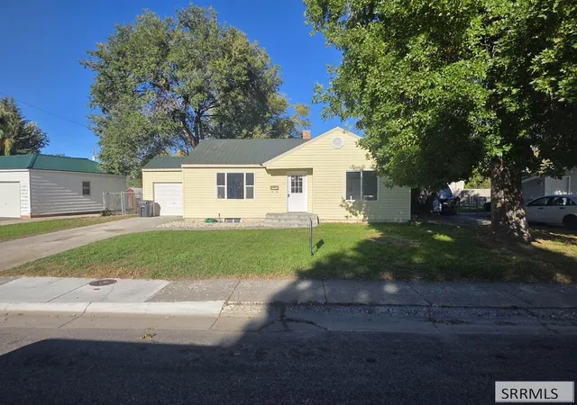 Photo 1 of Single family home for sale at 810 Crestmont Ave, Idaho Falls, ID 83402 | MLS# 2189662 | Listing updated on 2026-10-12