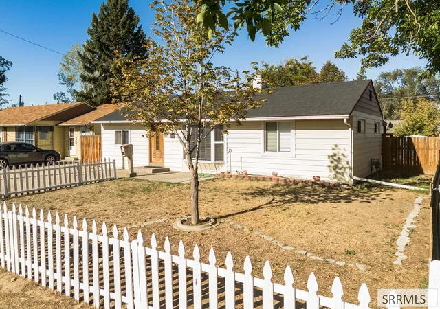 Photo 3 of Single family home for sale at 957 Willow Ln, Pocatello, ID 83201 | MLS# 2189604 | Listing updated on 2026-10-16