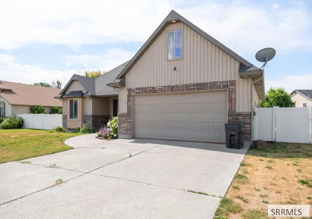 Photo 2 of Single family home for sale at 2612 Eastview Dr, Idaho Falls, ID 83401 | MLS# 2188939 | Listing updated on 2026-09-07