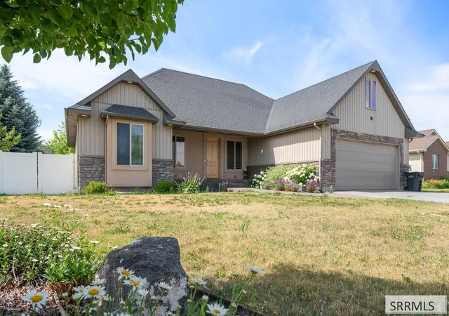 Photo 3 of Single family home for sale at 2612 Eastview Dr, Idaho Falls, ID 83401 | MLS# 2188939 | Listing updated on 2026-09-07