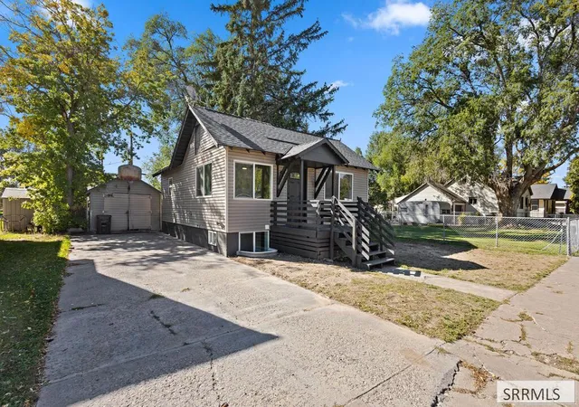 Photo 1 of Single family home for sale at 194 Whittier St, Idaho Falls, ID 83402 | MLS# 2189640 | Listing updated on 2026-10-04