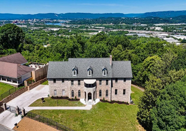Photo 3 of Mansion for sale at 551 N Crest Ct, Chattanooga, TN 37404 | MLS# 1534879 | Listing updated on 2026-10-15