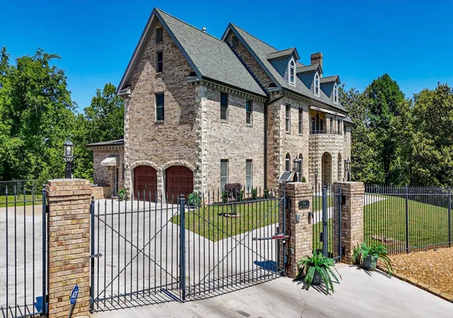 Photo 3 of Single family home for sale at 551 N Crest Ct, Chattanooga, TN 37404 | MLS# 1534879 | Listing updated on 2026-10-15