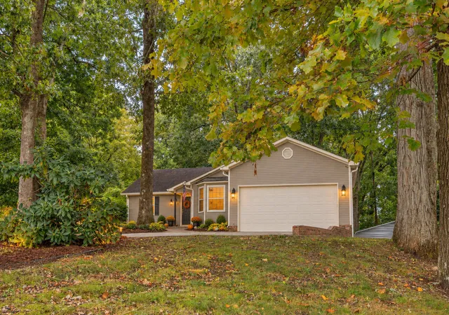 Photo 1 of Single family home for sale at 40 E Carolyn Cir, Ringgold, GA 30736 | MLS# 1540234 | Listing updated on 2026-10-20