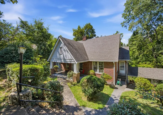 Photo 2 of Single family home for sale at 706 Mount Vernon Cir, Chattanooga, TN 37405 | MLS# 1541129 | Listing updated on 2026-09-10