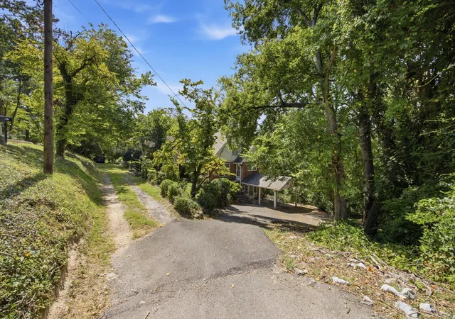 Photo 2 of Single family home for sale at 706 Mount Vernon Cir, Chattanooga, TN 37405 | MLS# 1541129 | Listing updated on 2026-09-10