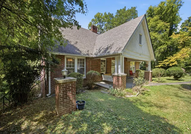 Photo 3 of Single family home for sale at 706 Mount Vernon Cir, Chattanooga, TN 37405 | MLS# 1541129 | Listing updated on 2026-09-10