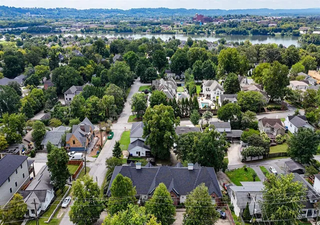 Listing Photo 2 - Condo for sale in building located at 604 Barton Ave, Chattanooga, TN 37405
