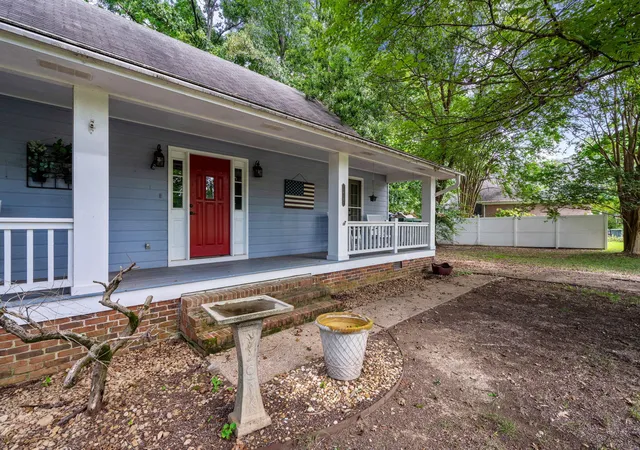 Photo 3 of Single family home for sale at 1627 Shelby Cir, Hixson, TN 37343 | MLS# 1542010 | Listing updated on 2026-09-10