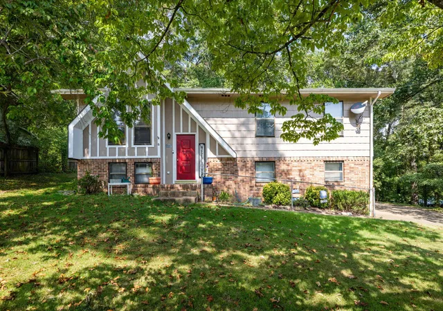 Photo 1 of Sale Pending at 1045 Hillcrest Rd, Hixson, TN 37343 | MLS# 1541577 | Listing updated on 2026-10-05