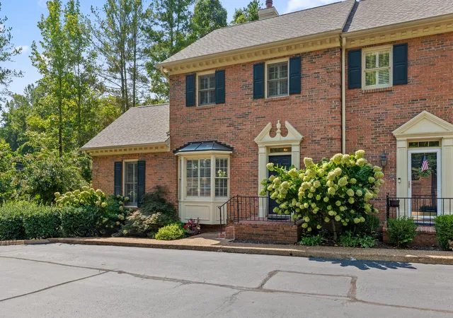 Photo 2 of Townhouse for sale at 802 Signal Mountain Blvd #111, Signal Mountain, TN 37377 | MLS# 1542360 | Listing updated on 2026-09-21