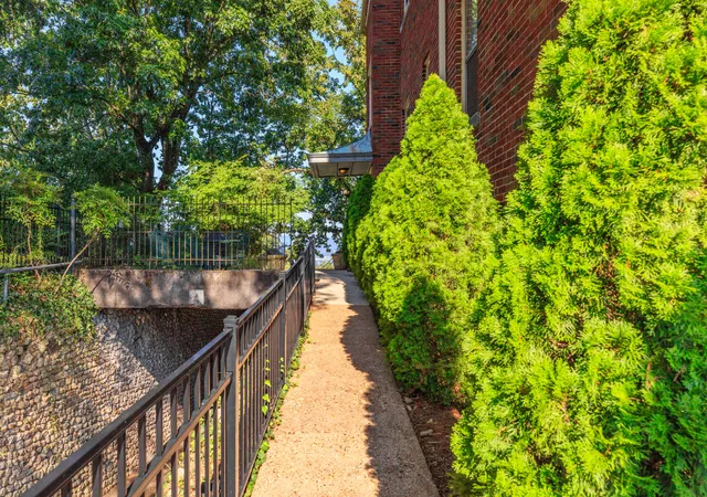 Listing Photo 4 - Condo for sale in building located at 190 N Crest Rd, Chattanooga, TN 37404 - Unit #3