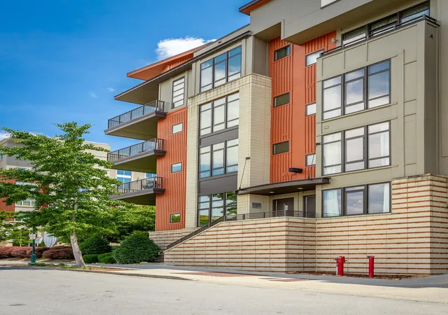 Listing Photo 2 - Condo for sale in building located at 129 Walnut St, Chattanooga, TN 37403 - Unit #132