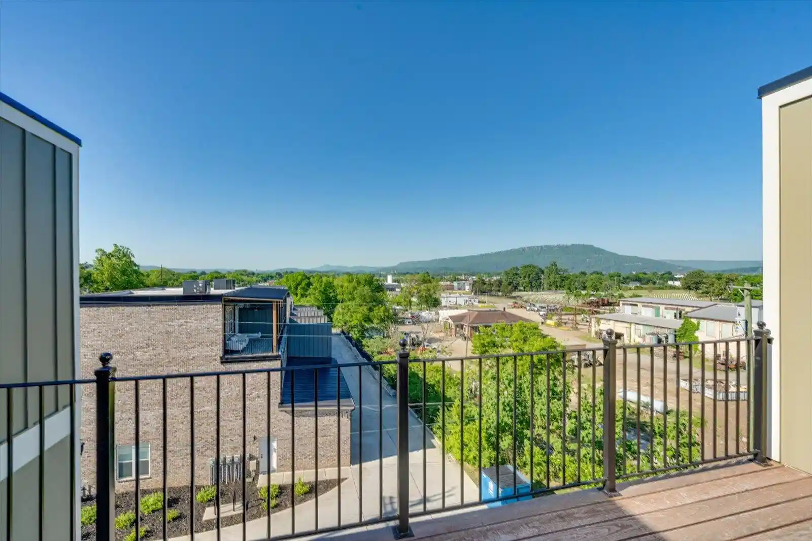 Listing Photo 2 - Condo for sale in 829 S Greenwood Ave located at 829 S Greenwood Ave, Chattanooga, TN 37404 - Unit #113