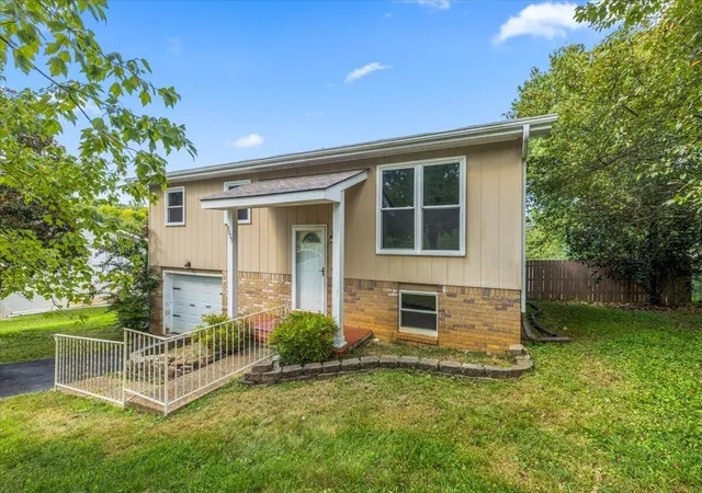 Photo 2 of Sale Pending at 9005 Waconda Shore Dr, Chattanooga, TN 37416 | MLS# 1542098 | Listing updated on 2026-09-11