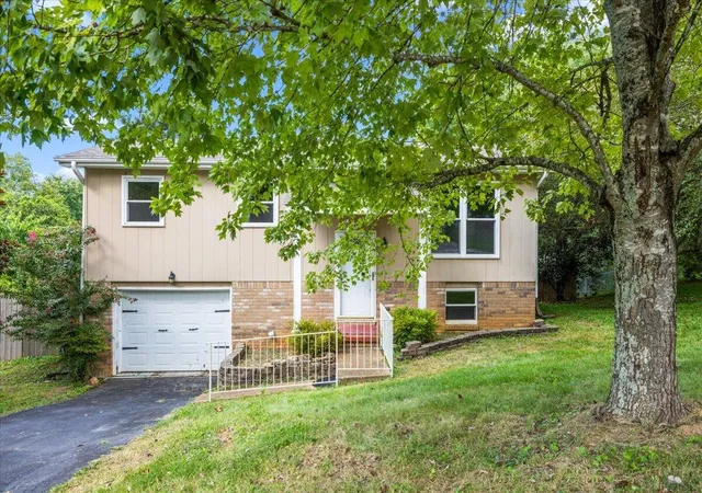Photo 3 of Sale Pending at 9005 Waconda Shore Dr, Chattanooga, TN 37416 | MLS# 1542098 | Listing updated on 2026-09-11