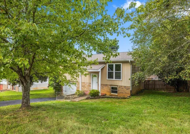 Photo 3 of Sale Pending at 9005 Waconda Shore Dr, Chattanooga, TN 37416 | MLS# 1542098 | Listing updated on 2026-09-11