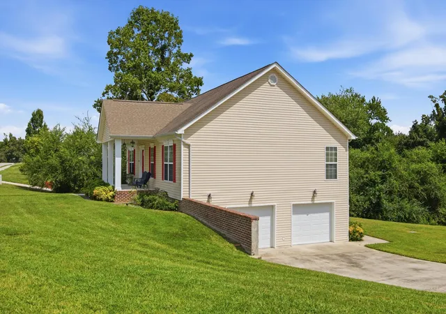 Photo 3 of Single family home for sale at 10439 Sovereign Pointe Dr, Soddy Daisy, TN 37379 | MLS# 1542080 | Listing updated on 2026-09-03