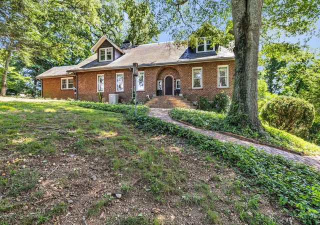 Photo 1 of Mansion for sale at 680 S Crest Rd, Chattanooga, TN 37404 | MLS# 1542148 | Listing updated on 2026-09-06