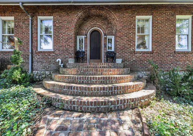Photo 2 of Mansion for sale at 680 S Crest Rd, Chattanooga, TN 37404 | MLS# 1542148 | Listing updated on 2026-09-06