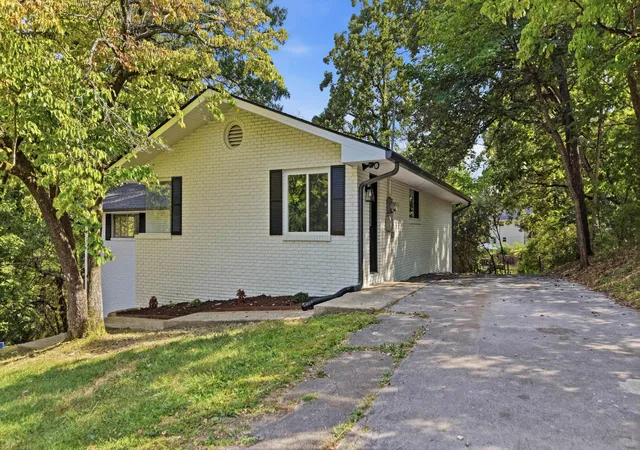 Photo 2 of Single family home for sale at 410 Paragon Dr, Chattanooga, TN 37415 | MLS# 1542521 | Listing updated on 2026-09-11