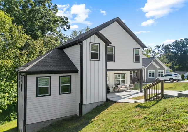 Photo 2 of Single family home for sale at 233 Peace St, Chattanooga, TN 37415 | MLS# 1542198 | Listing updated on 2026-09-11