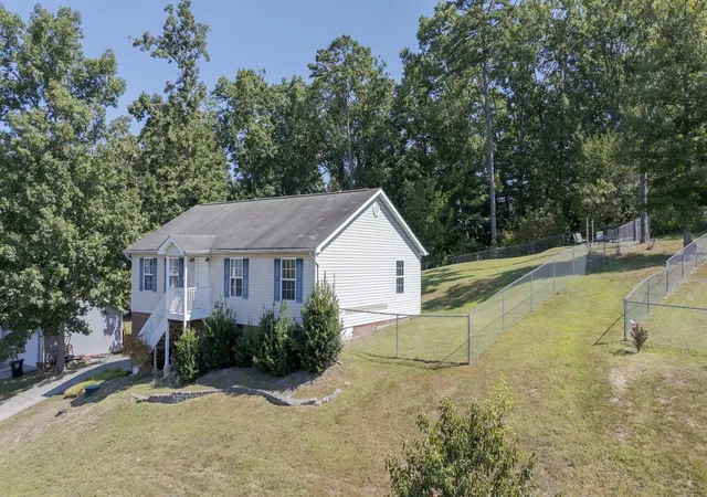 Photo 3 of Single family home for sale at 13215 Emerald Crk Cir, Soddy Daisy, TN 37379 | MLS# 1542258 | Listing updated on 2026-09-05