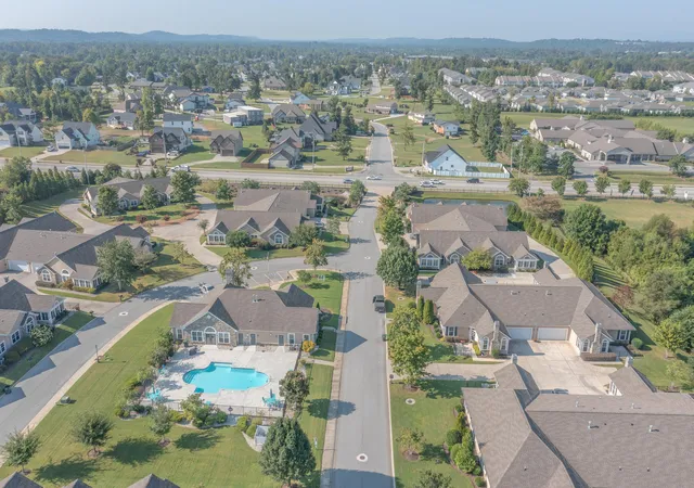 Listing Photo 2 - Condo for sale in building located at 2433 Baskette Wy, Chattanooga, TN 37421 - Unit #2433