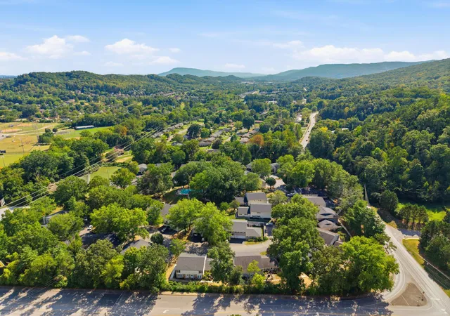 Listing Photo 2 - Condo for sale in building located at 3962 N Quail Ln, Chattanooga, TN 37415