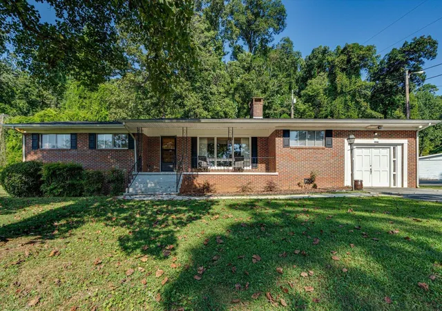Photo 1 of Single family home for sale at 1000 Laurel Ave, South Pittsburg, TN 37380 | MLS# 1542408 | Listing updated on 2026-09-08
