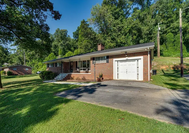 Photo 2 of Single family home for sale at 1000 Laurel Ave, South Pittsburg, TN 37380 | MLS# 1542408 | Listing updated on 2026-09-08