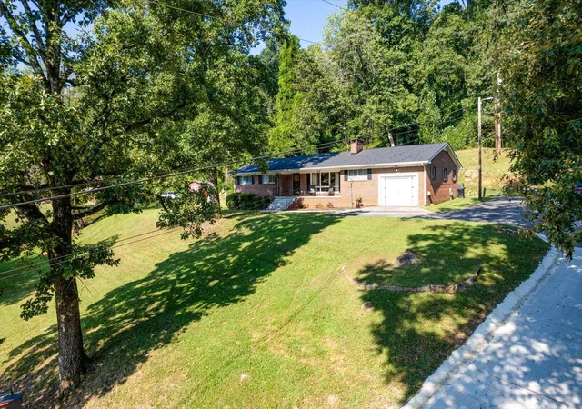 Photo 3 of Single family home for sale at 1000 Laurel Ave, South Pittsburg, TN 37380 | MLS# 1542408 | Listing updated on 2026-09-08