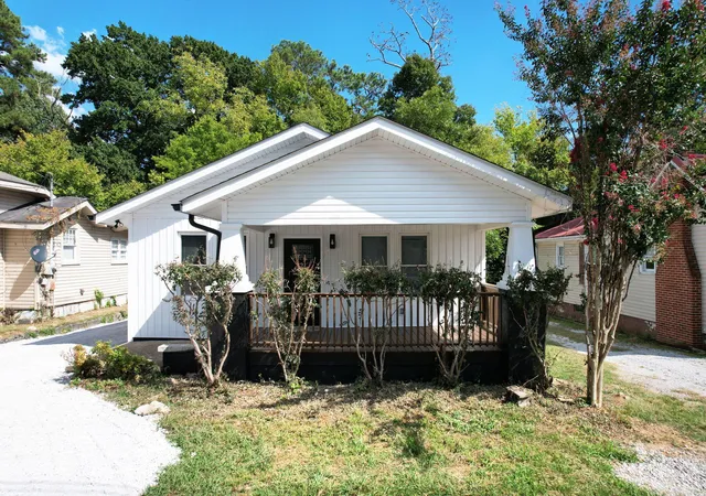 Photo 1 of Single family home for sale at 210 S Moore Rd, Chattanooga, TN 37411 | MLS# 1542439 | Listing updated on 2026-09-11
