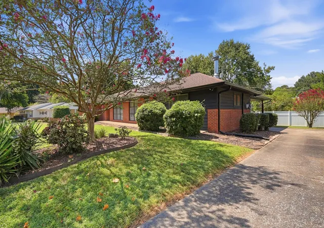 Photo 2 of Single family home for sale at 617 Melville Ave, Chattanooga, TN 37412 | MLS# 1542651 | Listing updated on 2026-09-16