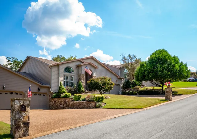 Photo 2 of Sale Pending at 5932 Rainbow Springs Dr, Chattanooga, TN 37416 | MLS# 1543020 | Listing updated on 2026-09-29