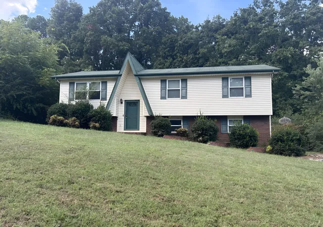 Single family home for sale at 915 Crest Dr, Chickamauga, GA 30707 | MLS# 1542495
