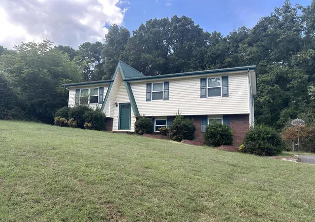 Photo 2 of Single family home for sale at 915 Crest Dr, Chickamauga, GA 30707 | MLS# 1542495 | Listing updated on 2026-09-16