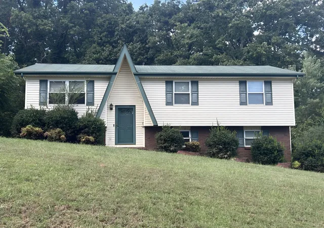 Photo 3 of Single family home for sale at 915 Crest Dr, Chickamauga, GA 30707 | MLS# 1542495 | Listing updated on 2026-09-16