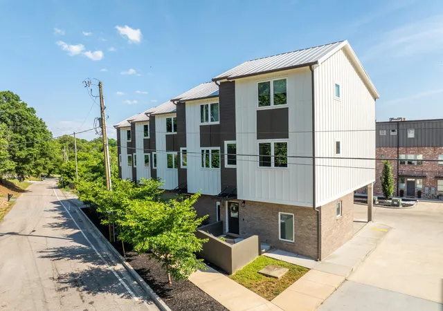 Photo 1 of Townhouse for sale at 724 W Bell Ave #118, Chattanooga, TN 37405 | MLS# 1542547 | Listing updated on 2026-09-10