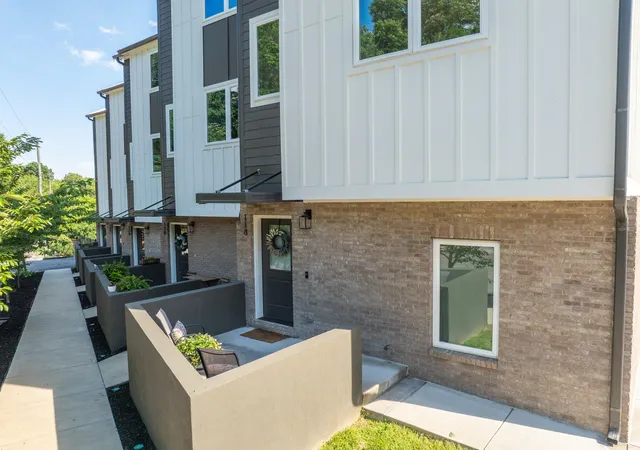 Photo 1 of Townhouse for sale at 724 W Bell Ave #118, Chattanooga, TN 37405 | MLS# 1542547 | Listing updated on 2026-09-10