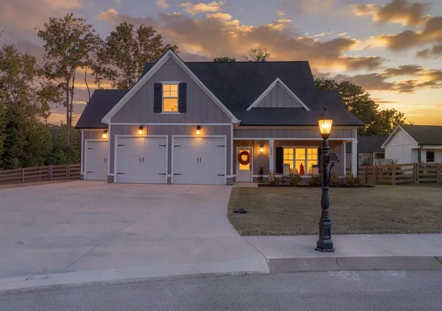 Photo 1 of Single family home for sale at 184 Bridlewood Dr, Ringgold, GA 30736 | MLS# 1542587 | Listing updated on 2026-09-11