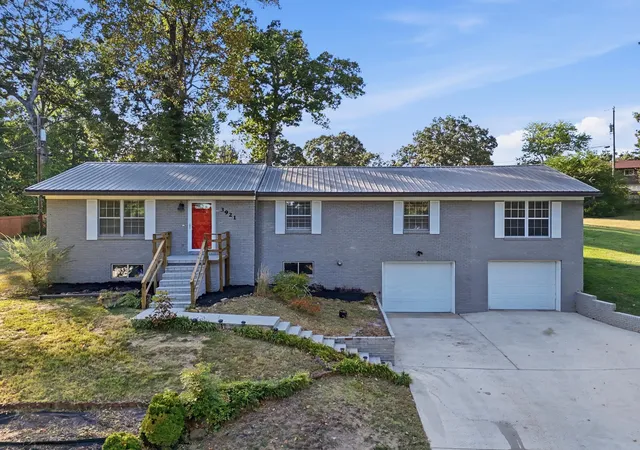 Photo 1 of Single family home for sale at 3921 Sherlin Dr, Chattanooga, TN 37412 | MLS# 1542757 | Listing updated on 2026-10-18